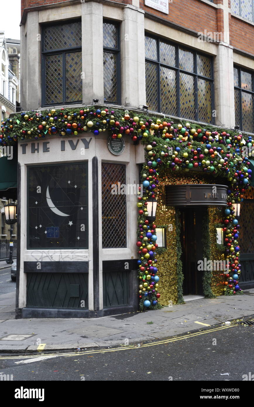Die Ivy Restaurant in West Street im Covent Garten von London. 1-5 West Street, London WC2H 9NQ. Hier mit Weihnachtsschmuck rund um die e Stockfoto