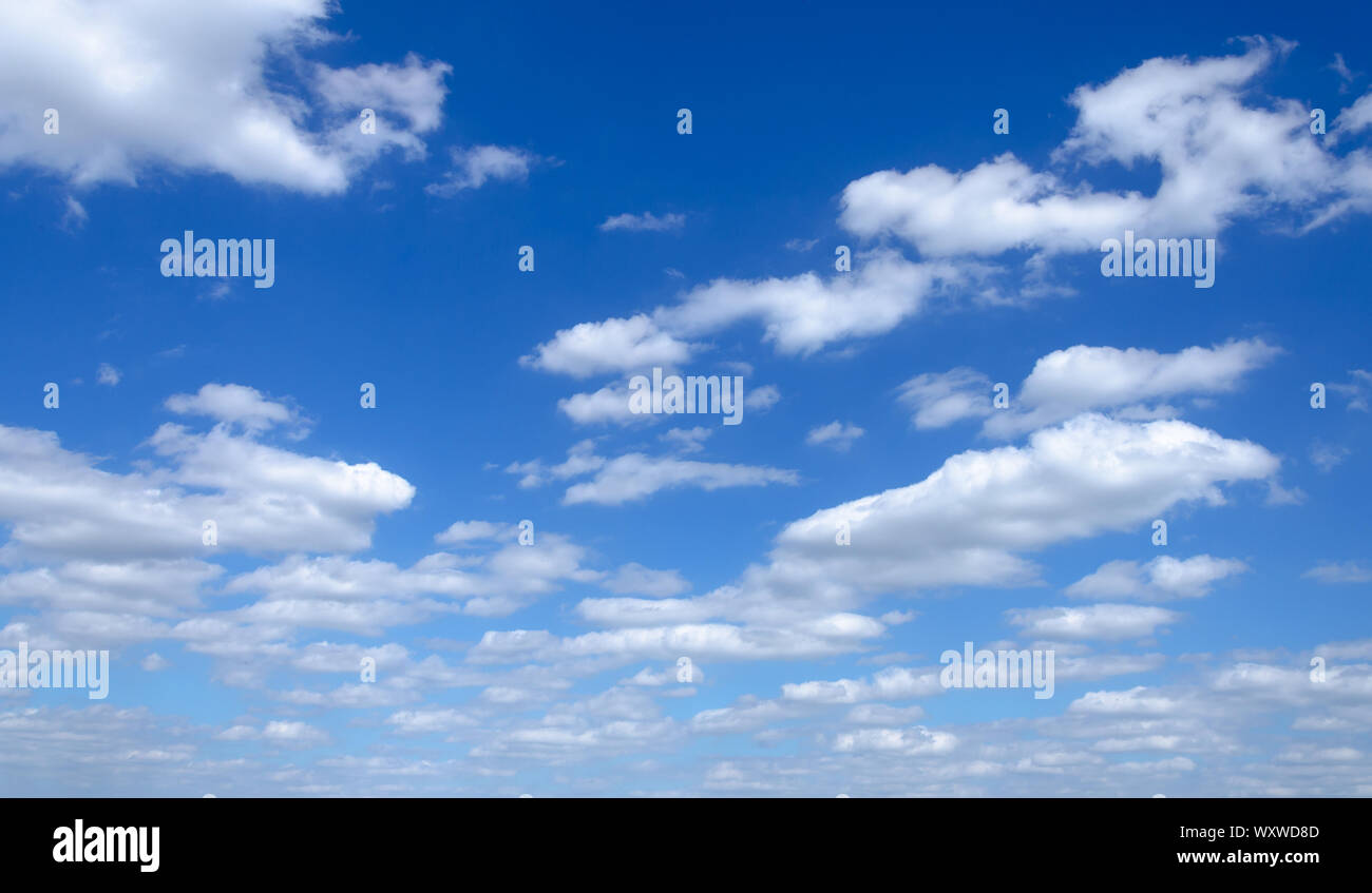 Kreuzkümmel Himmel mit weißen Wolken. Stockfoto