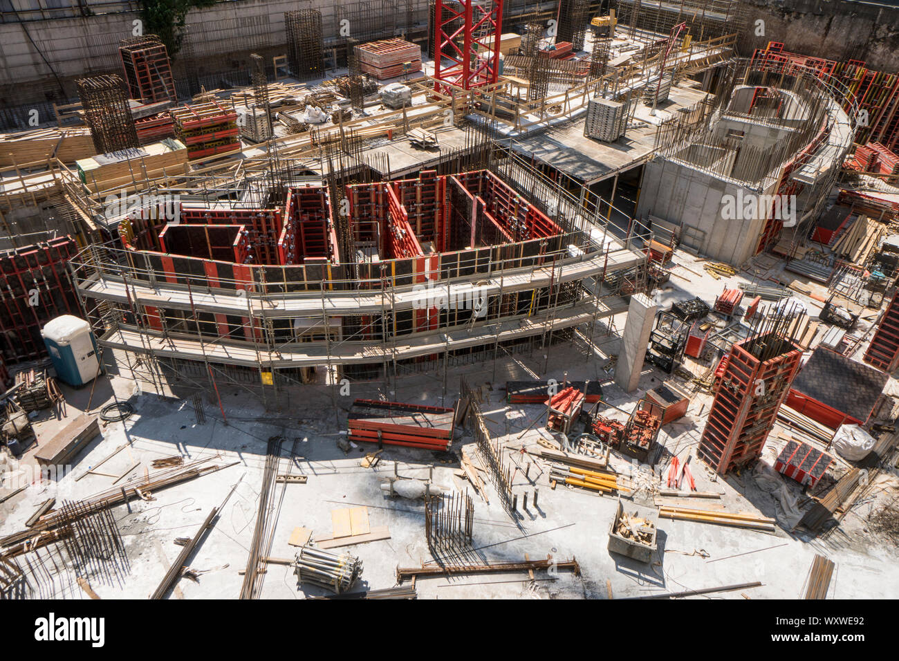 Gebäude Baustelle, Stiftungen und Lagerung von eisenstangen für Stahlbeton Stockfoto