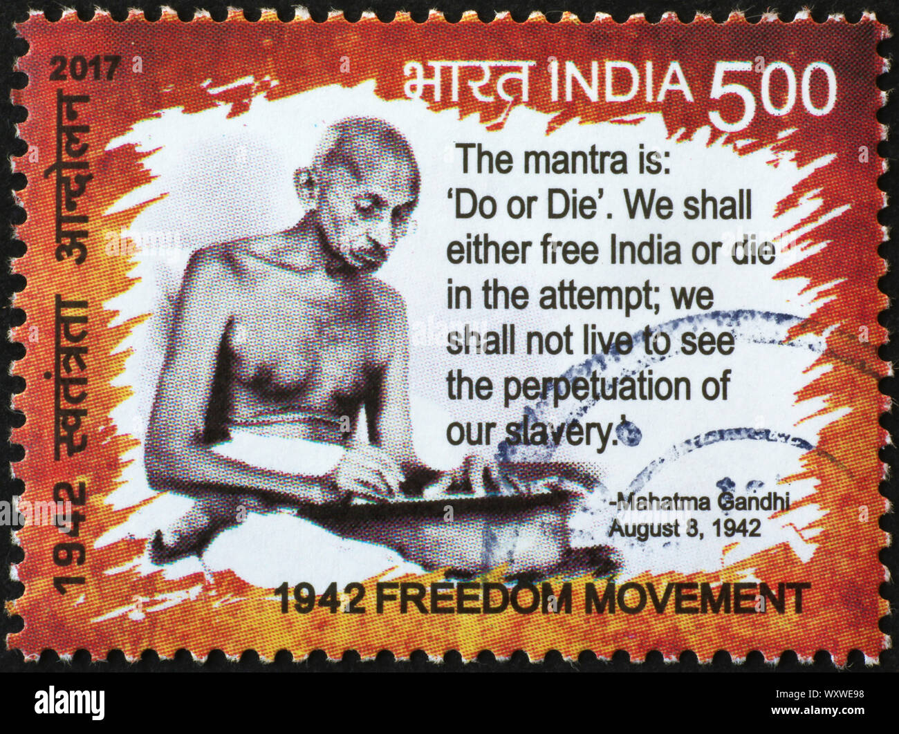 Gandhi schreiben seine revolutionäre Mantra auf indischen Stempel Stockfoto
