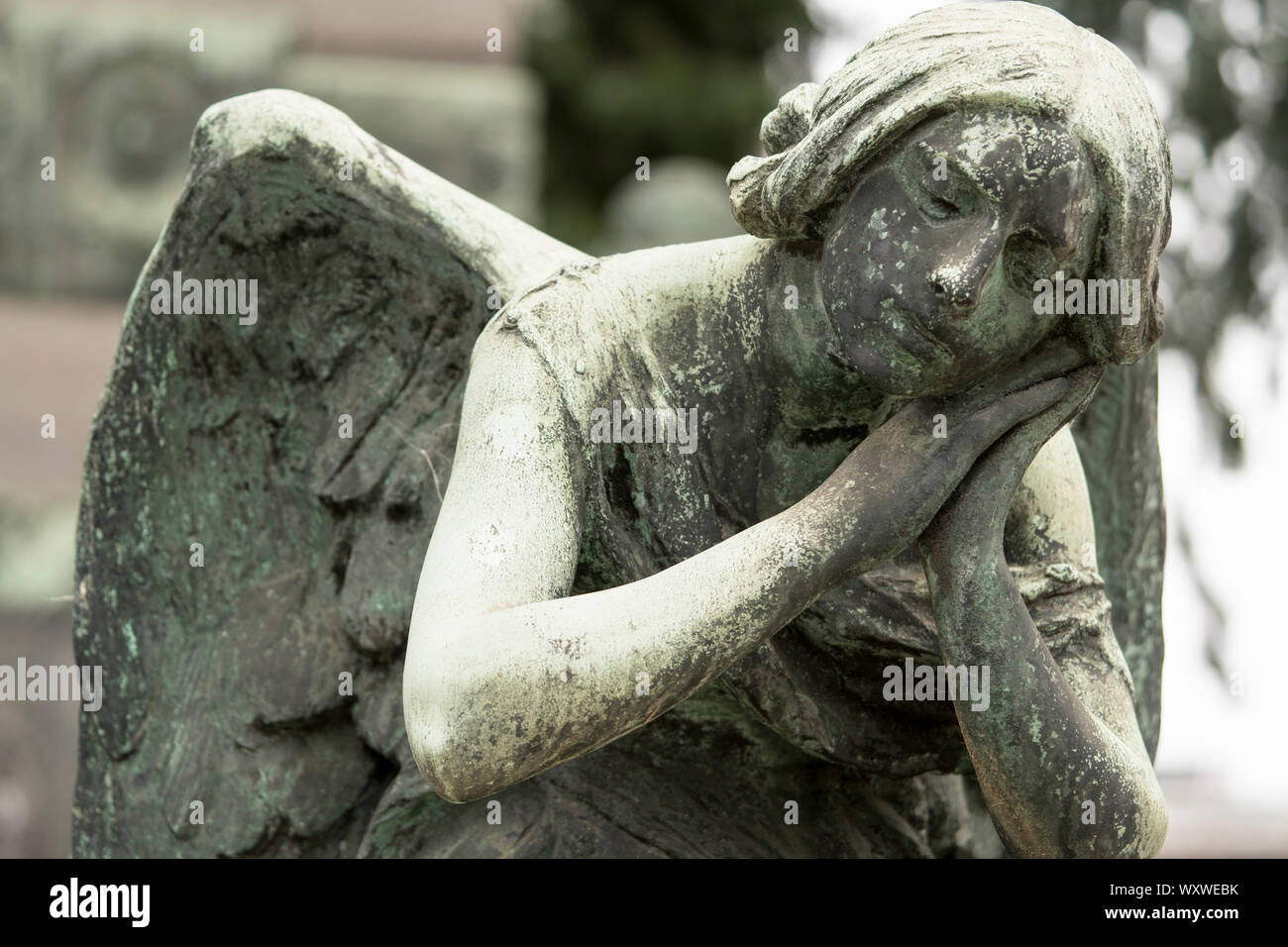 Engel aus Stein Statue auf einem Grab in den Cimitero Monumentale (Monumentaler Friedhof), einer der zwei größten Friedhöfe in Mailand, Italien Stockfoto