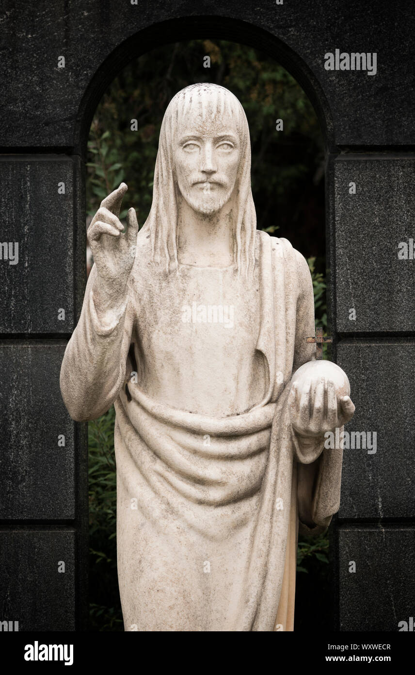 Mailand, Italien: Jesus Christus antike Statue auf einem Grab in der Cimitero Monumentale (Monumentaler Friedhof) Stockfoto