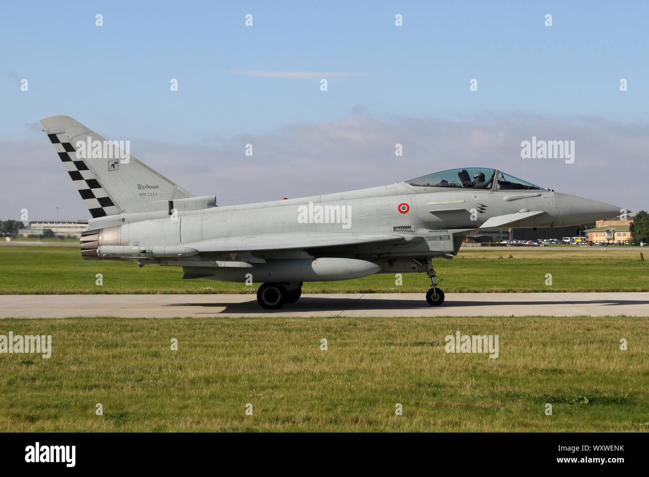 Italienische Luftwaffe Eurofighter EF-2000 heraus rollen für die Abfahrt an RAF Waddington während der Übung Cobra Krieger. Stockfoto