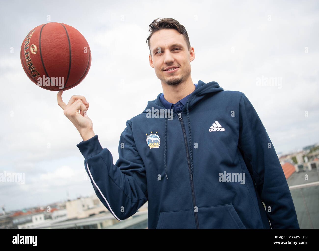 Berlin, Deutschland. 18 Sep, 2019. Basketball: Bundesliga, Saisonauftakt - Pk Alba Berlin, Marcus Eriksson Spins ein Basketball an seinem Finger Credit: Tom Weller/dpa/Alamy leben Nachrichten Stockfoto