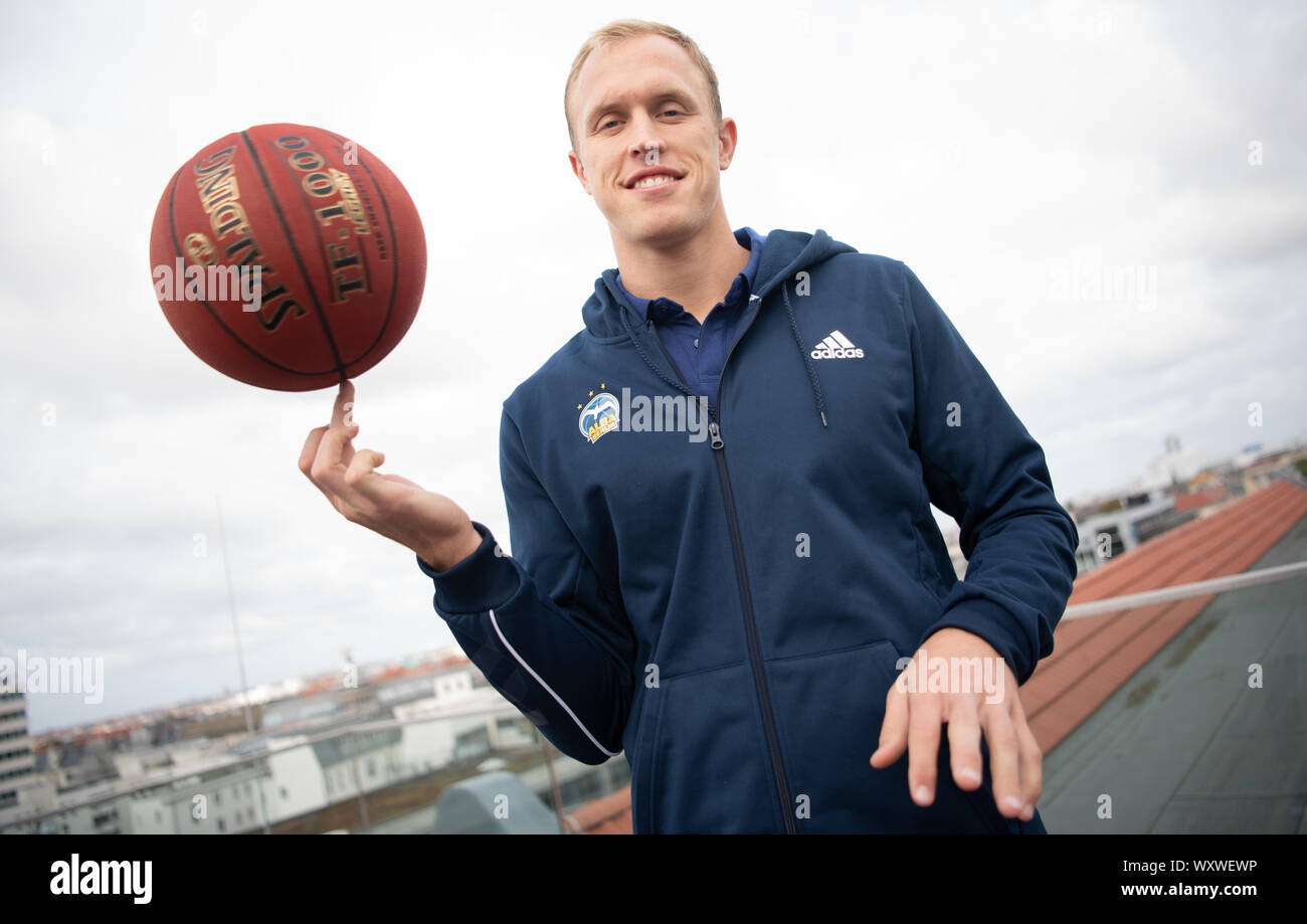 Berlin, Deutschland. 18 Sep, 2019. Basketball: Bundesliga, Saisonauftakt - Pk Alba Berlin, Lukas Sikma aus Alba Berlin dreht die Basketball auf seinen Finger Credit: Tom Weller/dpa/Alamy leben Nachrichten Stockfoto