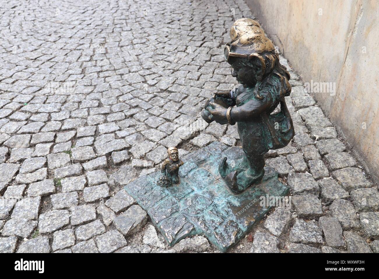 WROCLAW, Polen - 11. MAI 2018: Gnome oder Zwerg kleine Statue in Wroclaw, Polen. Wroclaw hat 350 gnome Skulpturen rund um die Stadt. Stockfoto