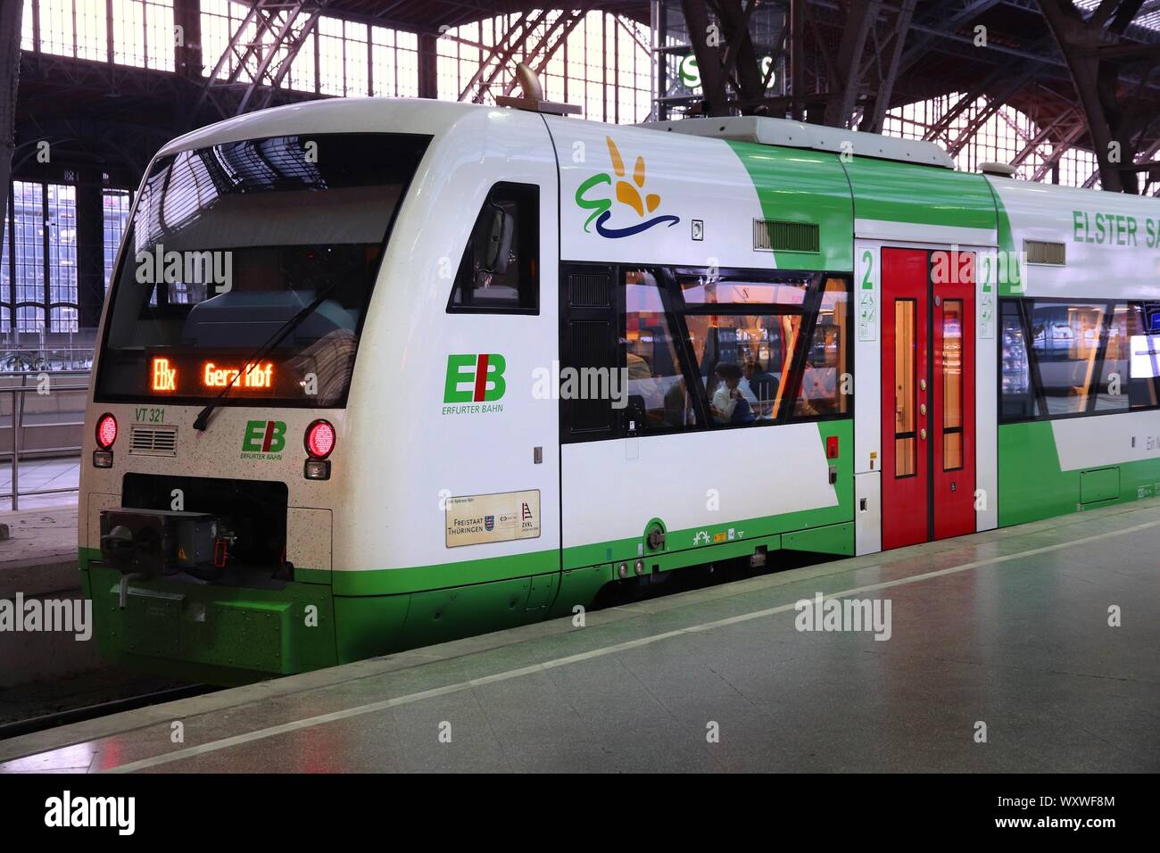 LEIPZIG, Deutschland Mai 9, 2018 Erfurter Bahn Zug am Bahnhof (Hauptbahnhof) von Leipzig. Auf