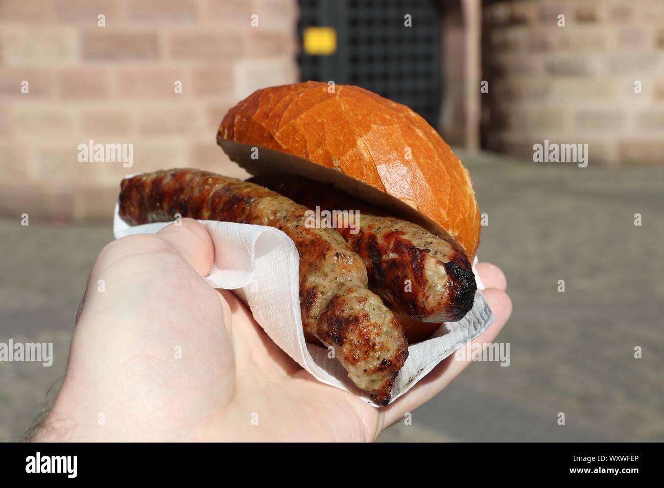 Bratwurst brötchen -Fotos und -Bildmaterial in hoher Auflösung – Alamy