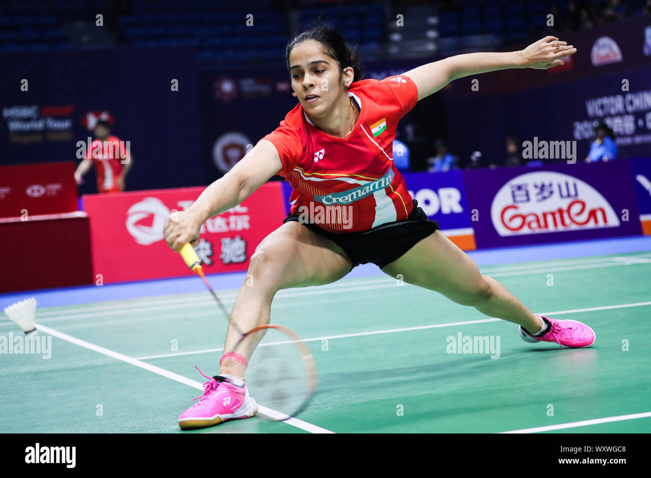 Indische professionelle Badmintonspieler Saina Nehwal konkurriert gegen Thai professionelle Badminton Spieler Busanan Ongbamrungphan an der ersten Runde der Frauen single von VICTOR China Open 2019, in Changzhou, Provinz Jiangsu, China, 18. September 2019. Thai professionelle Badminton Spieler Busanan Ongbamrungphan besiegte indische professionelle Badmintonspieler Saina Nehwal mit 2-0 in der ersten Runde von Frauen single von VICTOR China Open 2019, in Changzhou, Provinz Jiangsu, China, 18. September 2019. Stockfoto