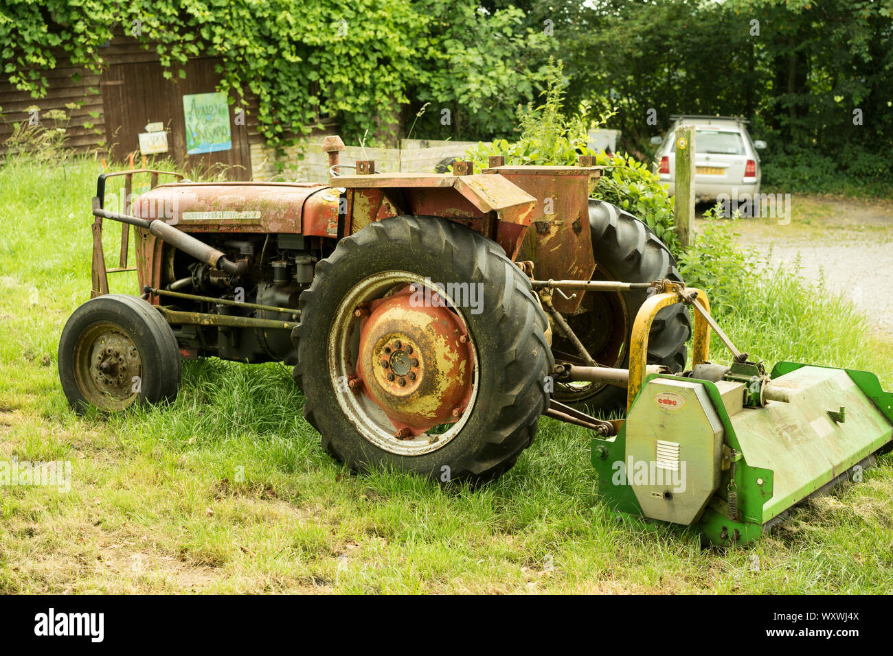 Vintage Massey-Ferguson 35X Traktor mit Gras Schneidgerät, Somerset, England, UK. Stockfoto