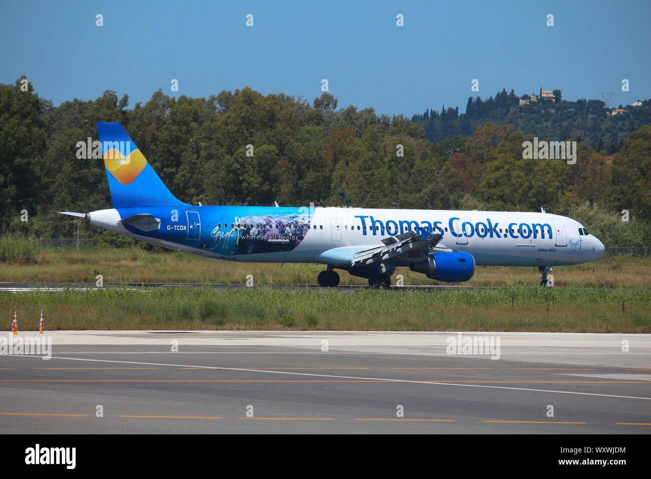 Korfu, Griechenland - Juni 6, 2016: Thomas Cook Fluggesellschaft Airbus A321 am internationalen Flughafen Korfu, Griechenland. Thomas Cook Group ist eine britische Global Travel com Stockfoto