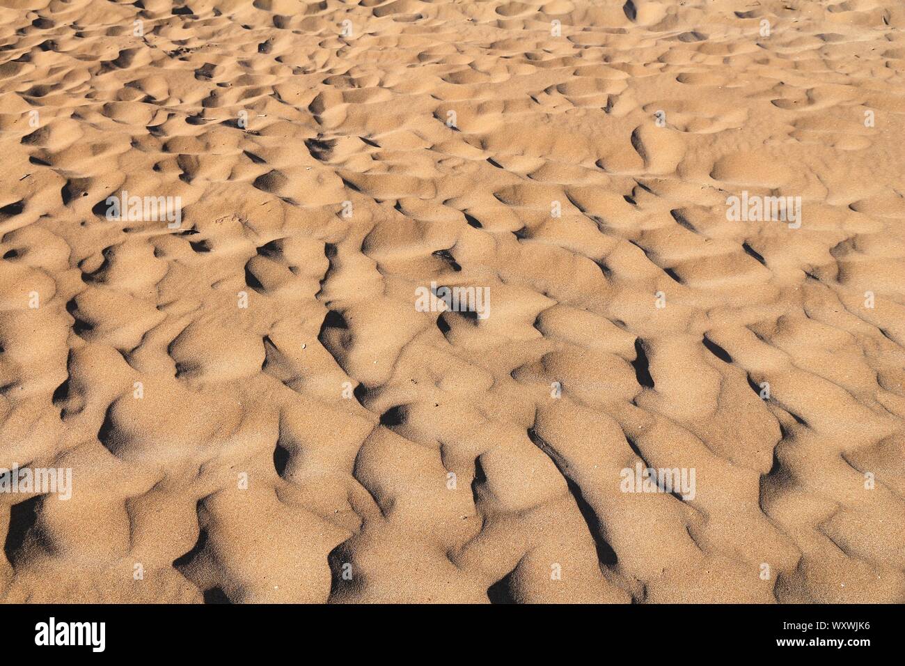 Mini Sanddünen an einem Strand in Griechenland. Stockfoto