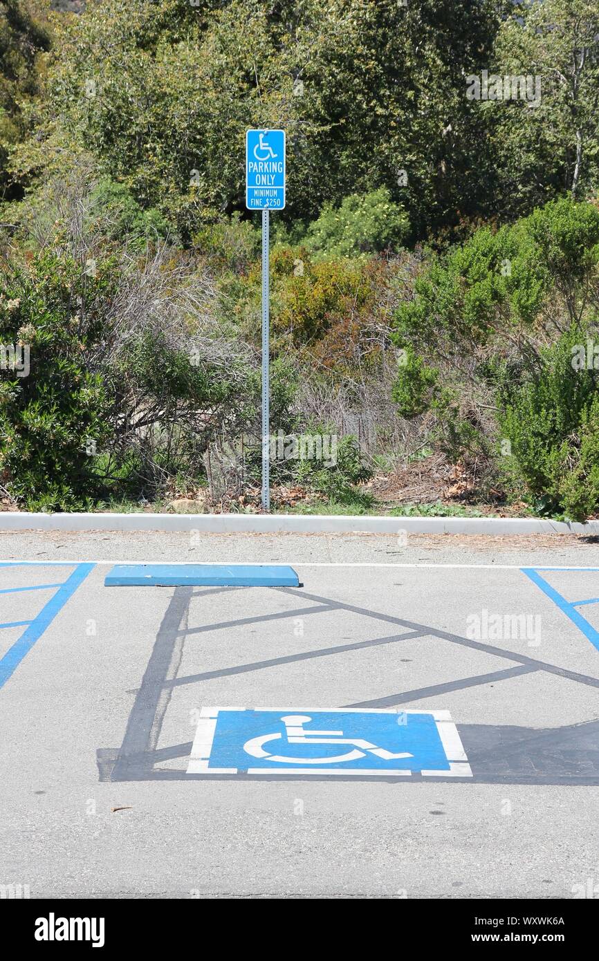 Behinderte Parkplatz - Transport Infrastructure Fahrbahnmarkierungen. Mit info über Fein. Stockfoto