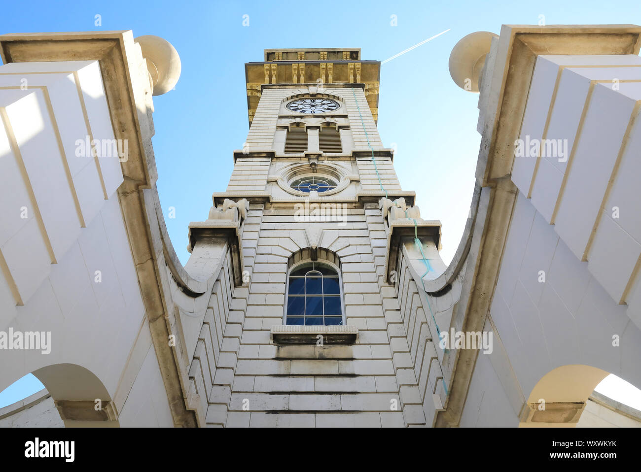 Die vor kurzem restaurierte historische Caledonian Clock Tower, in Caledonian Park, Heimat der ehemaligen großen Tiermarkt, in Islington, London, UK Stockfoto