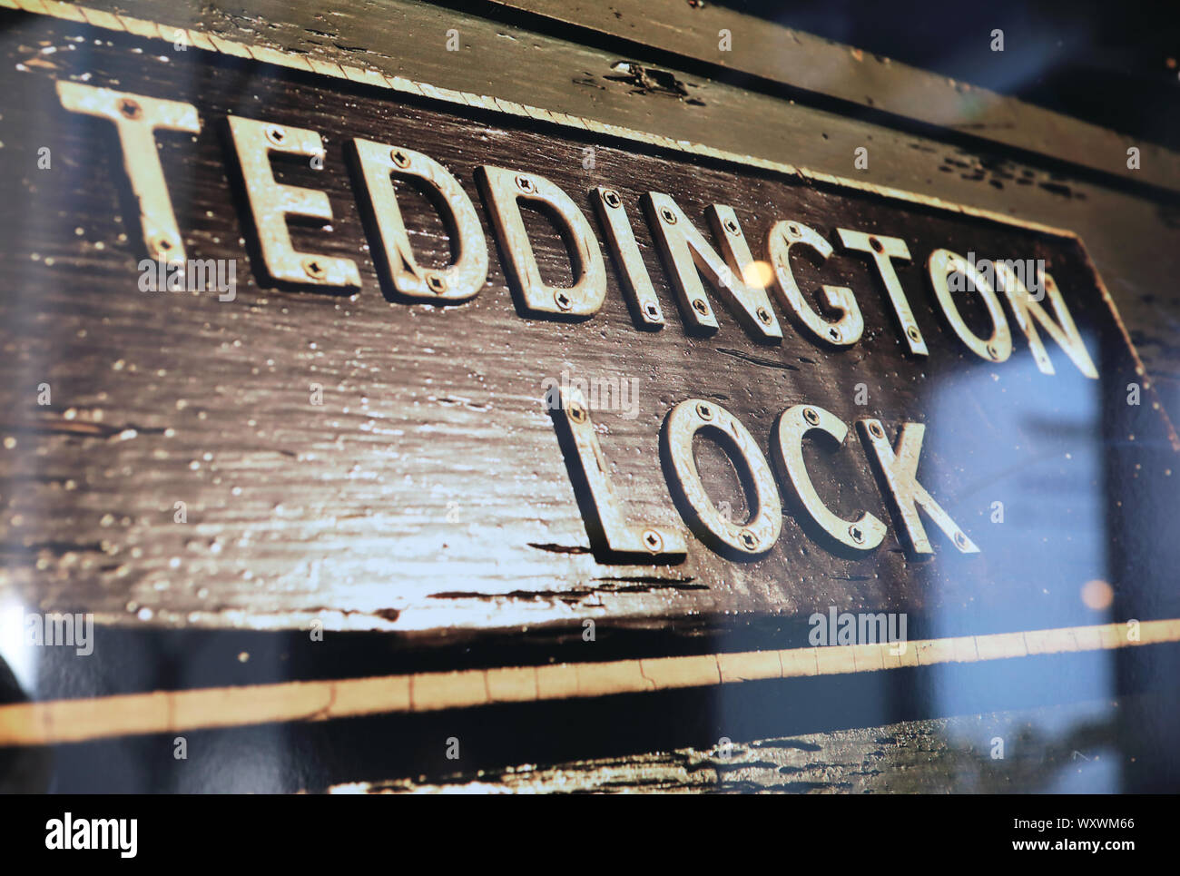 Erinnerungsstücke aus dem jetzt geschlossenen Teddington Lock TV-Studios im Pub der Angler in Teddington, Middx, Großbritannien Stockfoto