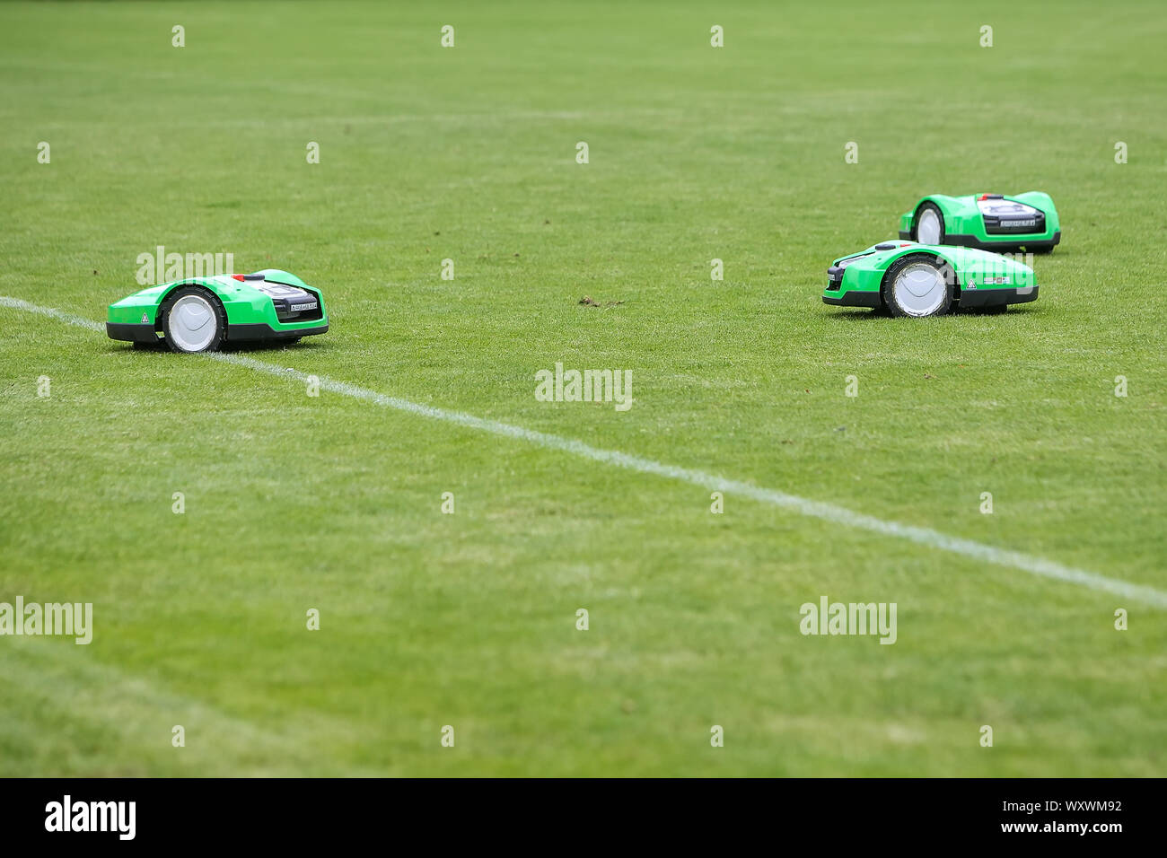 Oosterbeek, Niederlande - 11 Juli, 2018: automatische mähroboter auf grünem Gras im Stadion. Rasen mähen mit einem Roboter. Stockfoto