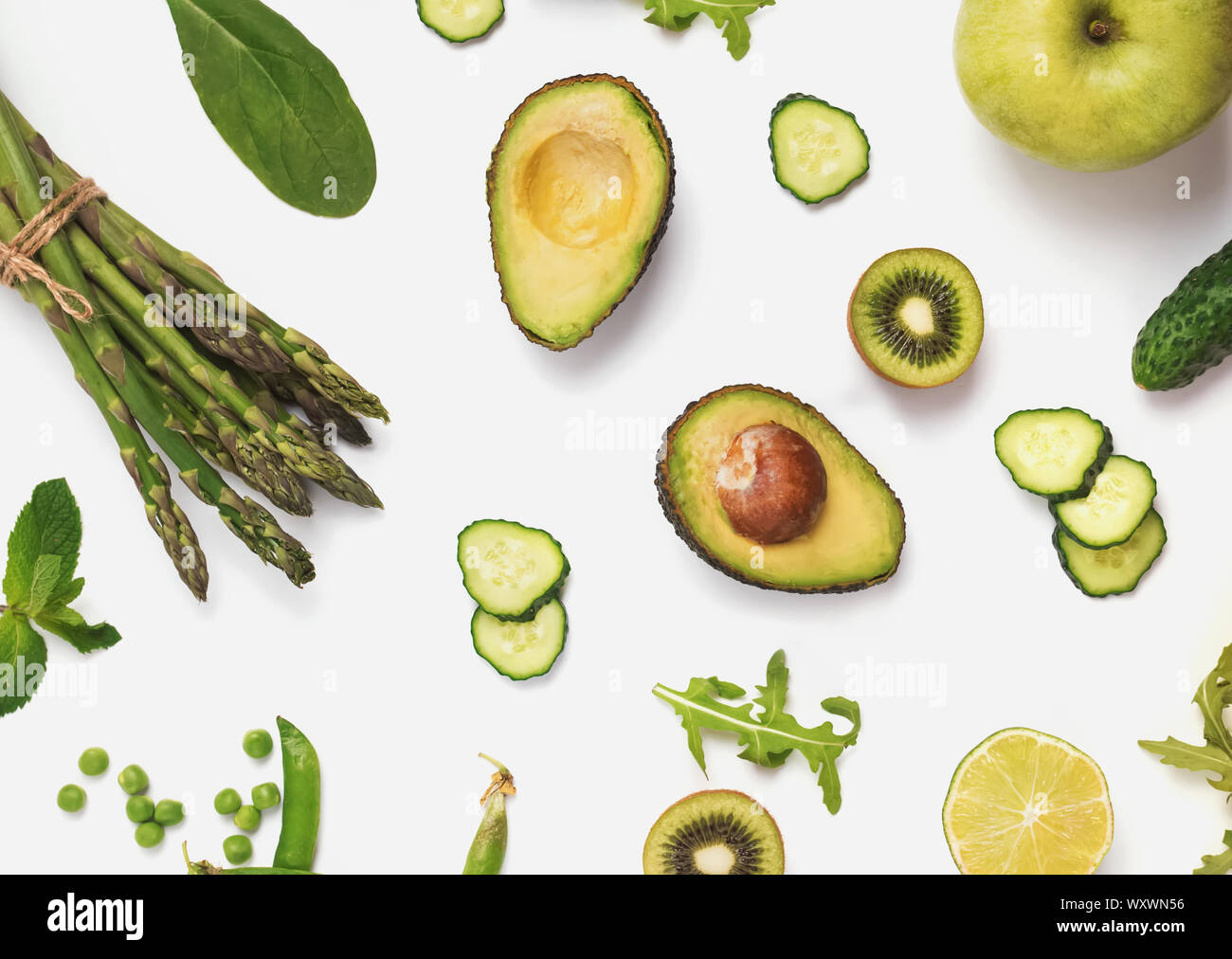 Grüne Gemüse und Früchte auf dem weißen Hintergrund, Ansicht von oben. Gesunde Ernährung Konzept. Stockfoto