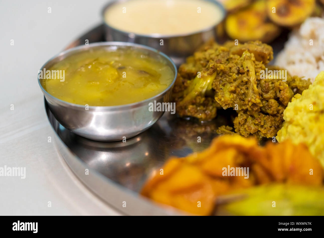 Ein thali mit verschiedenen Arten von Gerichten in Schalen in der Regel in Bengali traditionelle Puja cculture serviert. Closeup Schuß von bengali Essen thali für Hintergrund ich Stockfoto