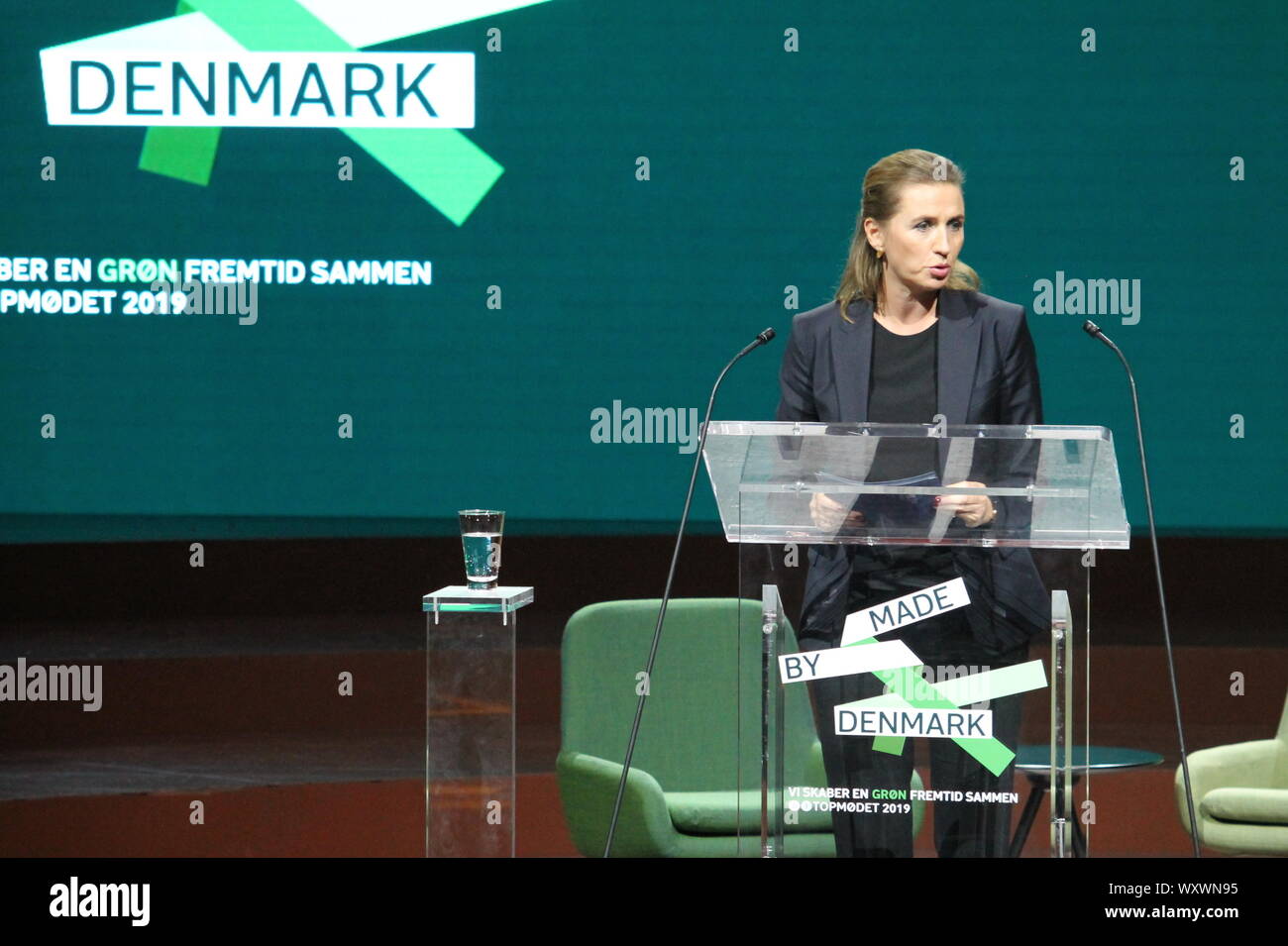 Kopenhagen, Dänemark. 17 Sep, 2019. Dänemarks Premierminister Mette Frederiksen liefert eine Rede an das jährliche Gipfeltreffen der Verband der dänischen Industrie (DI) in Kopenhagen, Dänemark, Sept. 17, 2019 gehostet wird. Dänemarks Premierminister Mette Frederiksen begrüßt Klima Plan des Dänischen Industrie in einer Rede am Dienstag bei der jährlichen Gipfel vom Hauptverband der Dänischen Industrie (DI) gehostet werden. Der Plan, freigegeben am vergangenen Sonntag, unterstützt die sozialdemokratische Regierung 1990 die CO2-Emissionen in Dänemark um 70 Prozent bis 2030 reduzieren. Quelle: David A. Williams/Xinhua Stockfoto