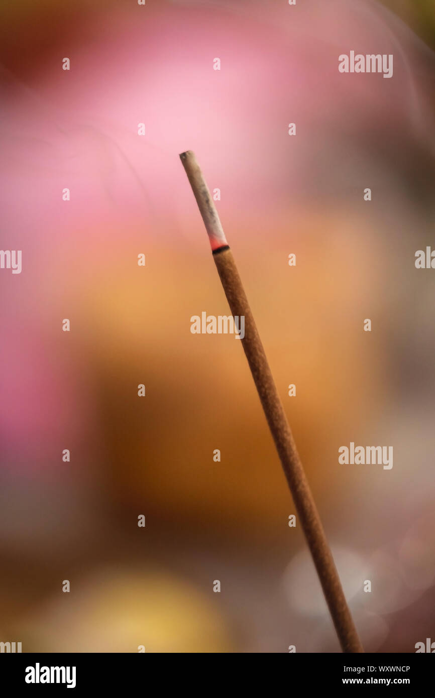 Brennende aromatische Räucherstäbchen mit Rauch für das Beten oder verehren Buddha oder hinduistischen Götter mit kopieren. Stockfoto