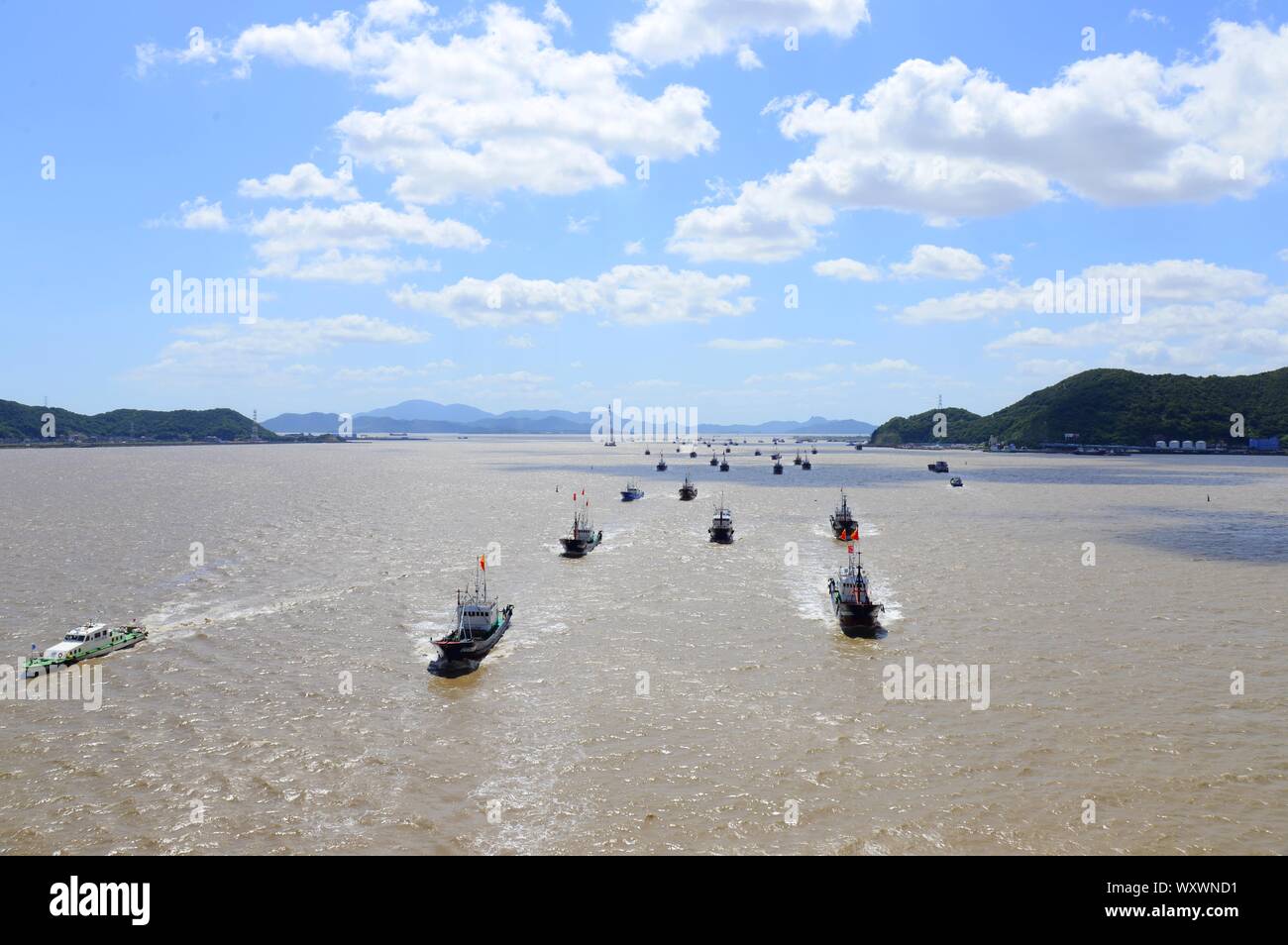 Angeln Boote verlassen den Hafen für die East China Sea nach dem Fangverbot in Wuhan Stadt endete, der ostchinesischen Provinz Zhejiang am 16. September, 20. Stockfoto