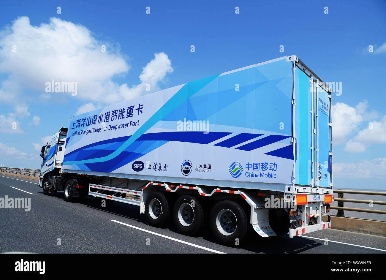 Eine 5-G-Container Lkw von IHDT (Intelligente Heavy-Duty-Truck) von SIPG von SAIC Motor und China Mobile reist auf Donghai Brücke linkin unterstützt. Stockfoto