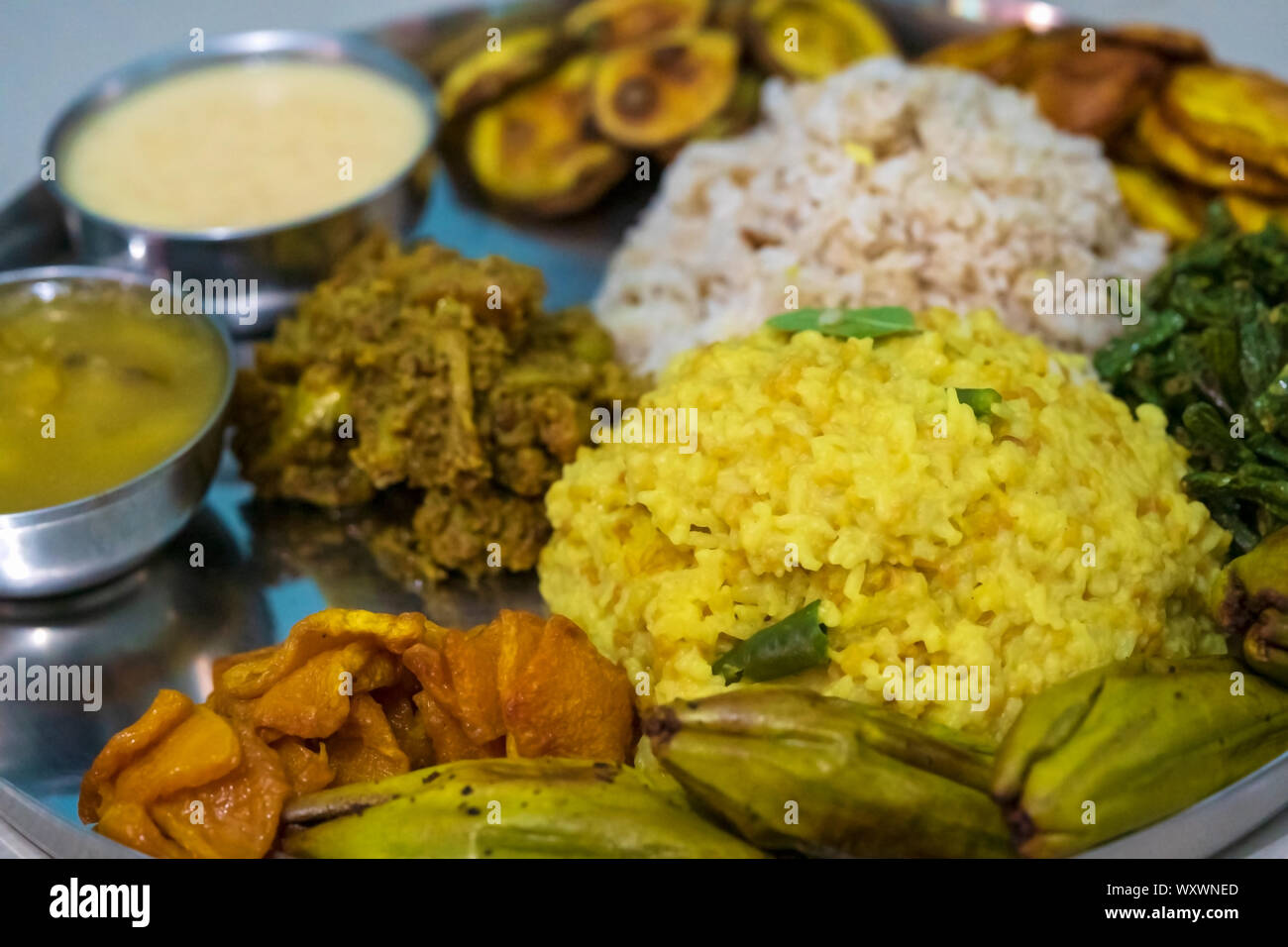 Traditionelle Bengali Gerichte für indisch-hinduistischen Durga Puja oder Pooja festlichen Essen. Eine Platte voller khichdi, pulao, Curry, payesh und einige Pommes. Stockfoto