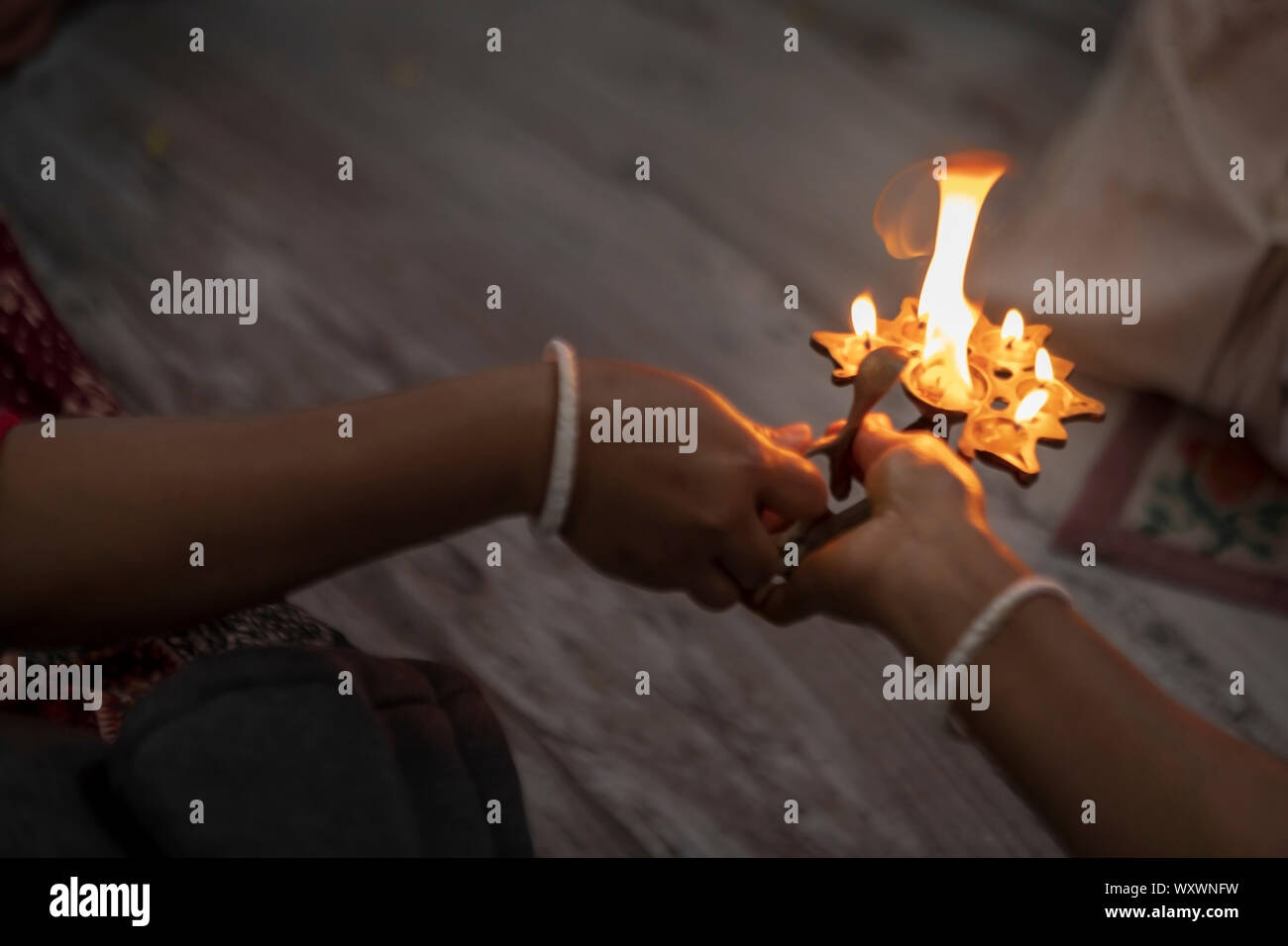 Brennendes Öl lampe oder Pancha pradip mit Feuer Flamme Aus - Hintergrund Bild der indisch-hinduistischen Tradition & kulturelles Ritual für Gott anbeten mit Stockfoto