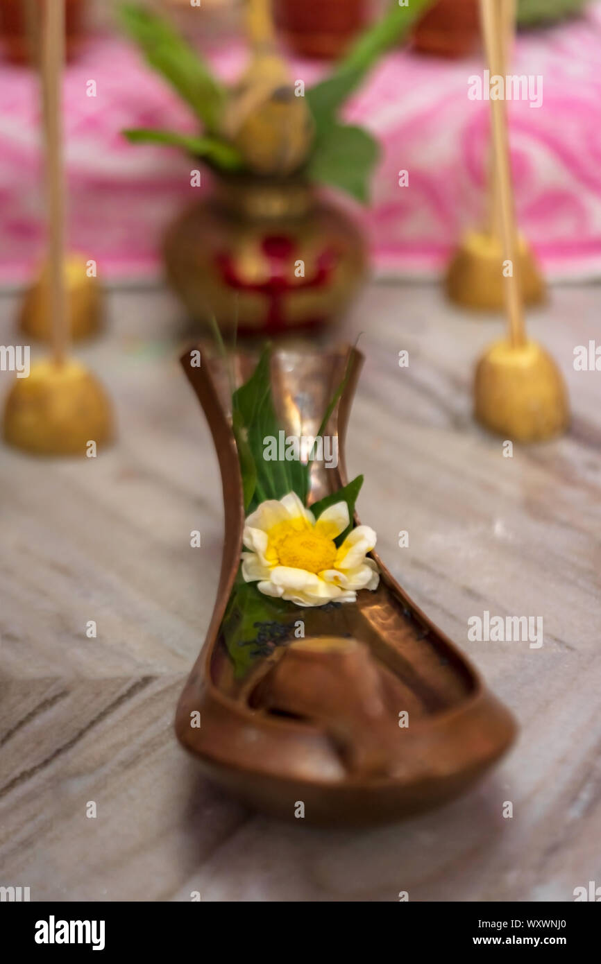 Indisch-hinduistischen Ritualen für Durga kali Lakshmi Puja oder Pooja. Hintergrund Konzept für Hinduismus, festlichen Kultur und Traditionen. Stockfoto