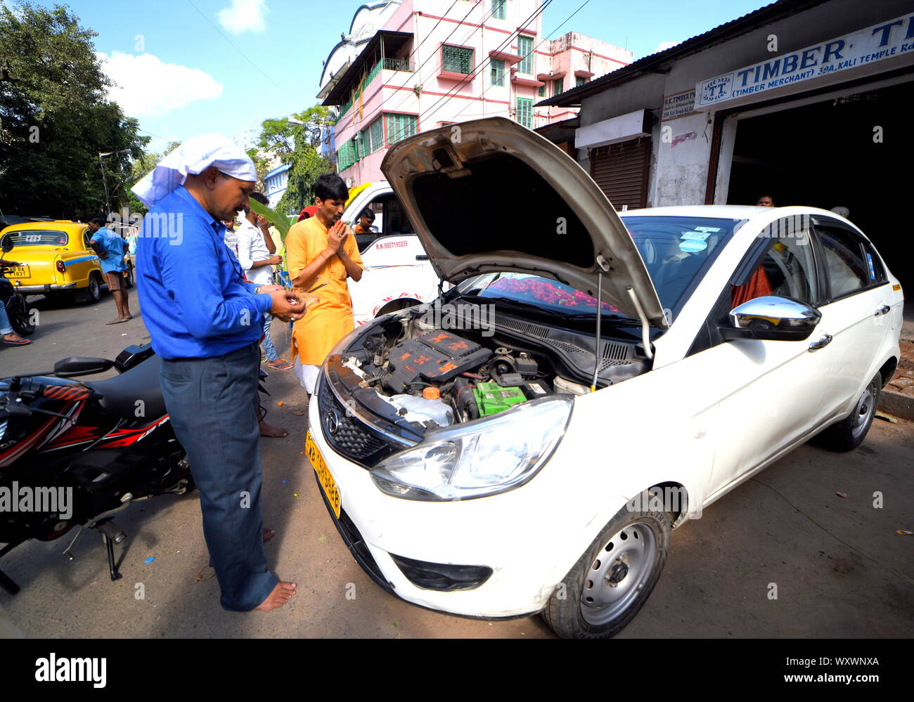 Kolkata, Indien. 18 Sep, 2019. Hindu Menschen beten vor ihren Autos als Teil der Vishwakarma Puja Rituals in Kalkutta. Alle mechanischen Geräte wie Autos sind eingerichtet und an diesem besonderen Tag von der Hindu in ganz Indien verehrt, Vishwakarma Puja ist ein Tag der Feier für Herrn Vishwakarma, einem hinduistischen Gottes der göttlichen Architekten als Pro der hinduistischen Mythologie. Credit: SOPA Images Limited/Alamy leben Nachrichten Stockfoto