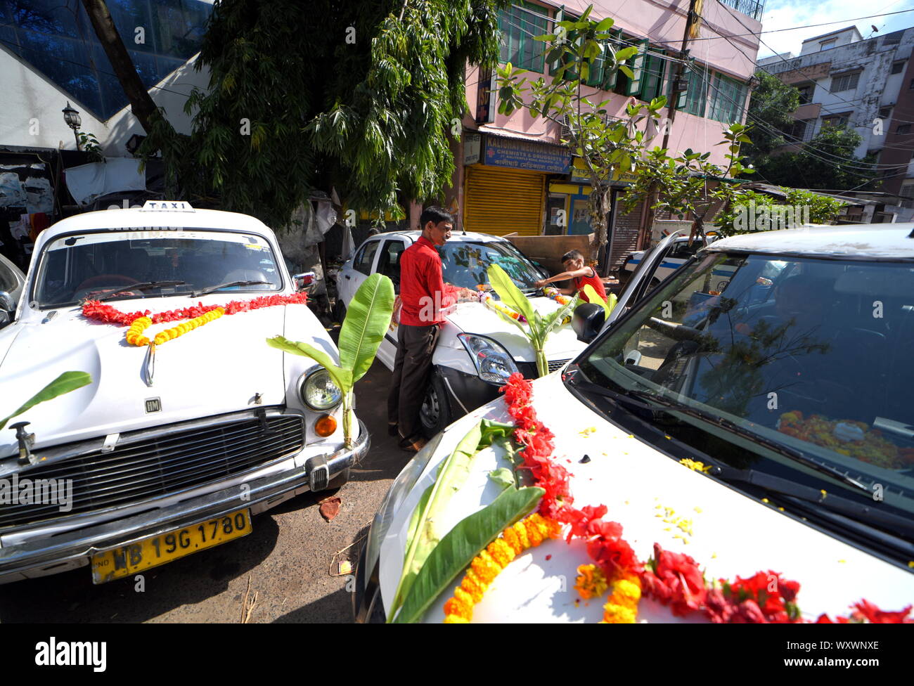 Kolkata, Indien. 18 Sep, 2019. Treiber schmücken ihre Autos vor dem Vishwakarma Puja Feier in Kalkutta. Alle mechanischen Geräte wie Autos sind eingerichtet und an diesem besonderen Tag von der Hindu in ganz Indien verehrt, Vishwakarma Puja ist ein Tag der Feier für Herrn Vishwakarma, einem hinduistischen Gottes der göttlichen Architekten als Pro der hinduistischen Mythologie. Credit: SOPA Images Limited/Alamy leben Nachrichten Stockfoto