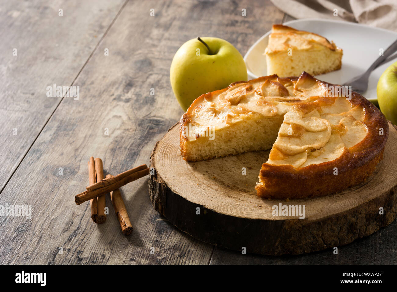 Hausgemachte Stück Apfelkuchen auf hölzernen Tisch. Platz kopieren Stockfoto