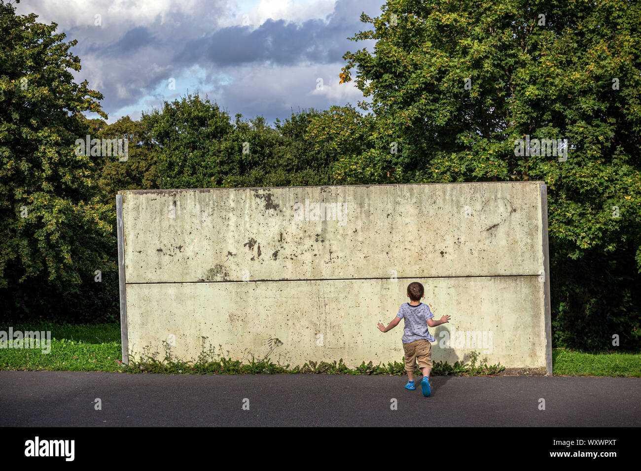 Junge spielt in Park und keine Ausrüstung, Aktivitäten Fotos, Herbst Fotos, jungen, fröhlichen Fotos Fotos Fotos, Kind, Kindheit, Kinder nur Fotos Stockfoto