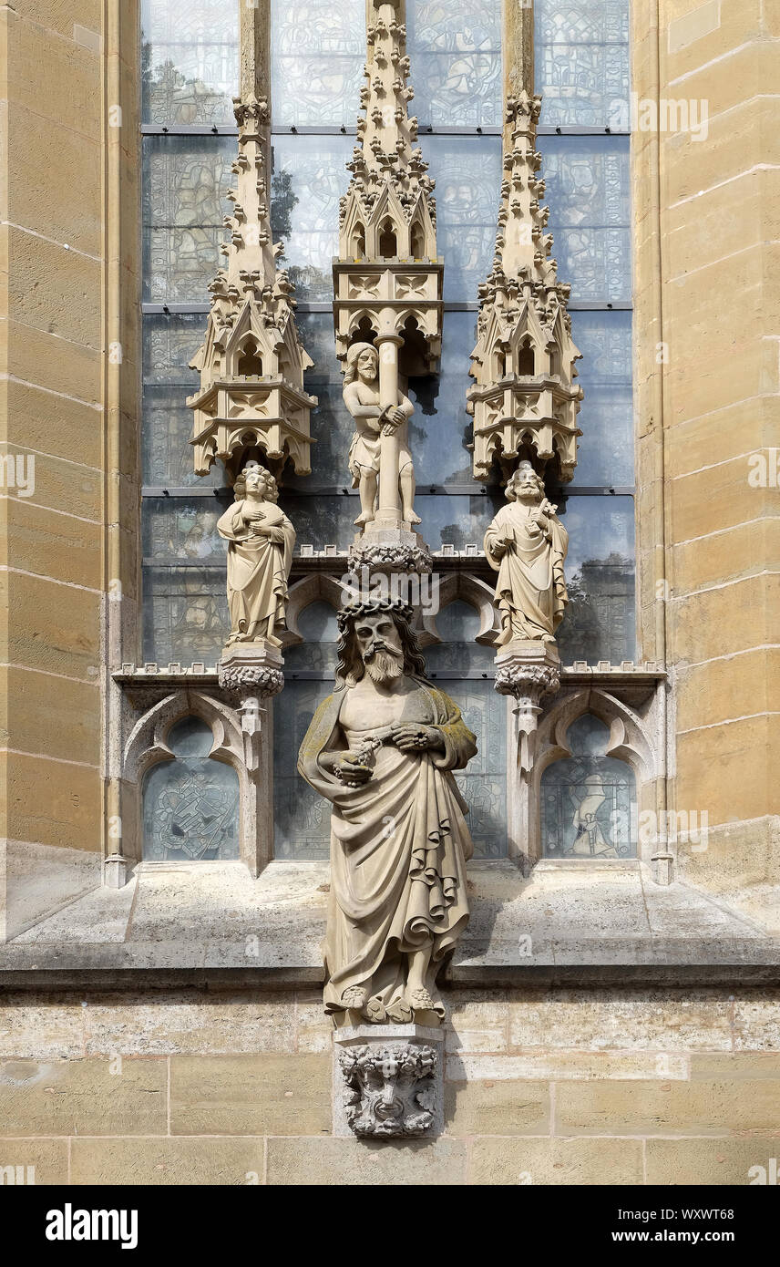 Schmerzensmann mit Triade, Statuen an der Fassade der St. James Kirche in Rothenburg o.d. Tauber, Deutschland Stockfoto