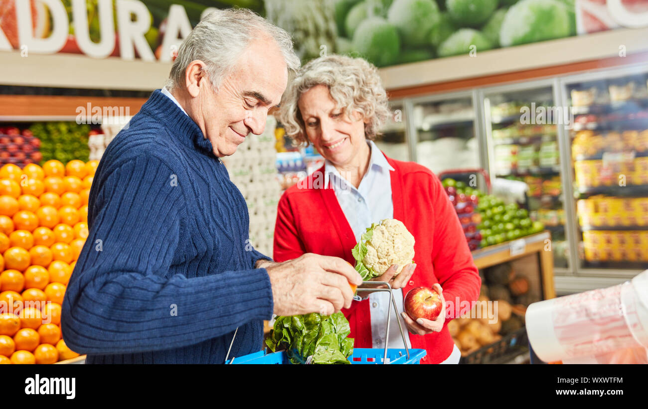 Senior Paar Einkaufen für Gemüse in der Gemüseabteilung im Supermarkt Stockfoto