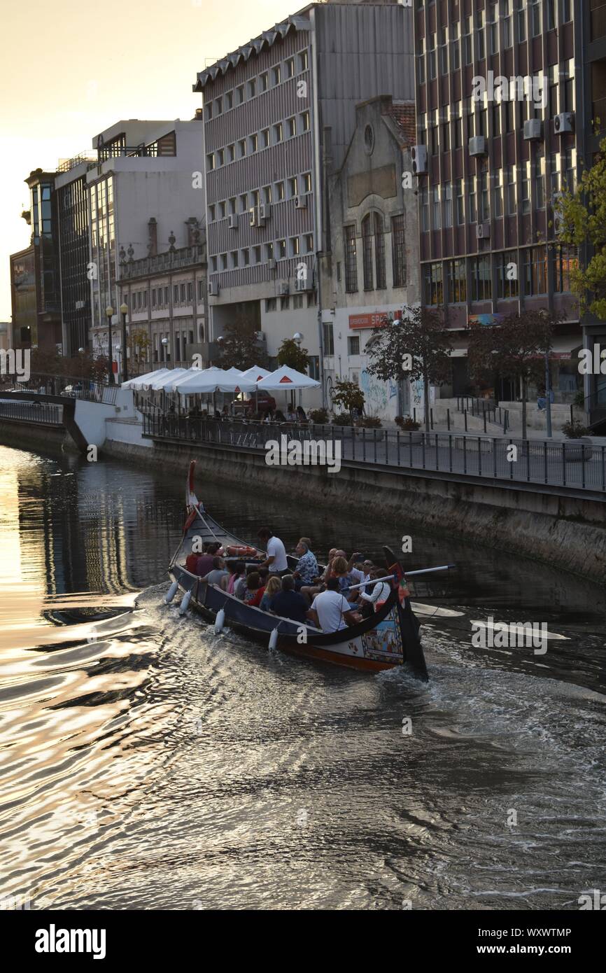 Auf dem Foto können wir die "Ria de Aveiro", wo die Boote namens 'Moliceiros' Fahrt mit dem Touristen sehen Stockfoto