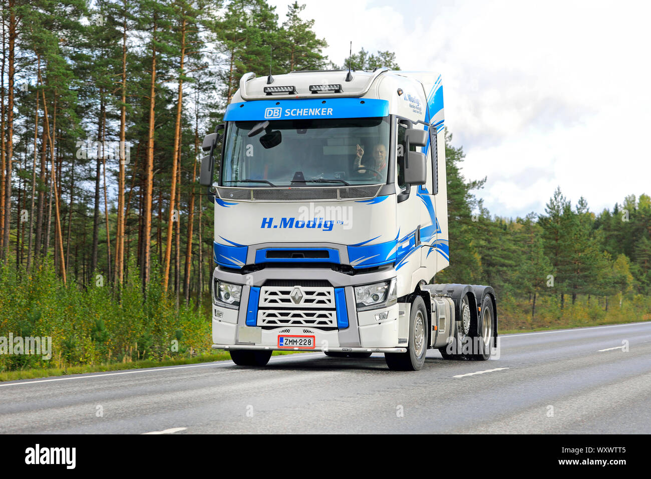 Tenhola, Finnland. September 13, 2019. Blau und Weiß Renault Trucks T mit hohem Lkw von Helmer Modig Oy Lkw auf der Autobahn 52 am Anfang Herbst am Nachmittag. Stockfoto