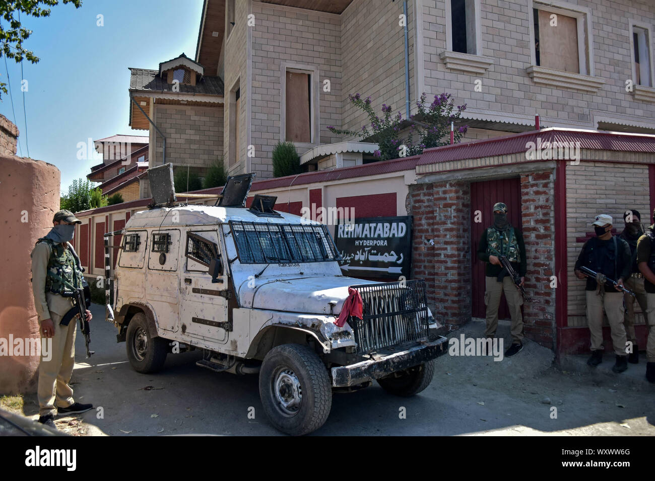 Regierung Kräfte stehen in der Abschaltung in Srinagar, Kashmir. Kaschmir-tal blieb für die 45 nachfolgenden Tag nach dem Abwracken von Artikel 370 durch die zentrale Regierung, die besonderen Status in Jammu und Kaschmir gewährt. Stockfoto