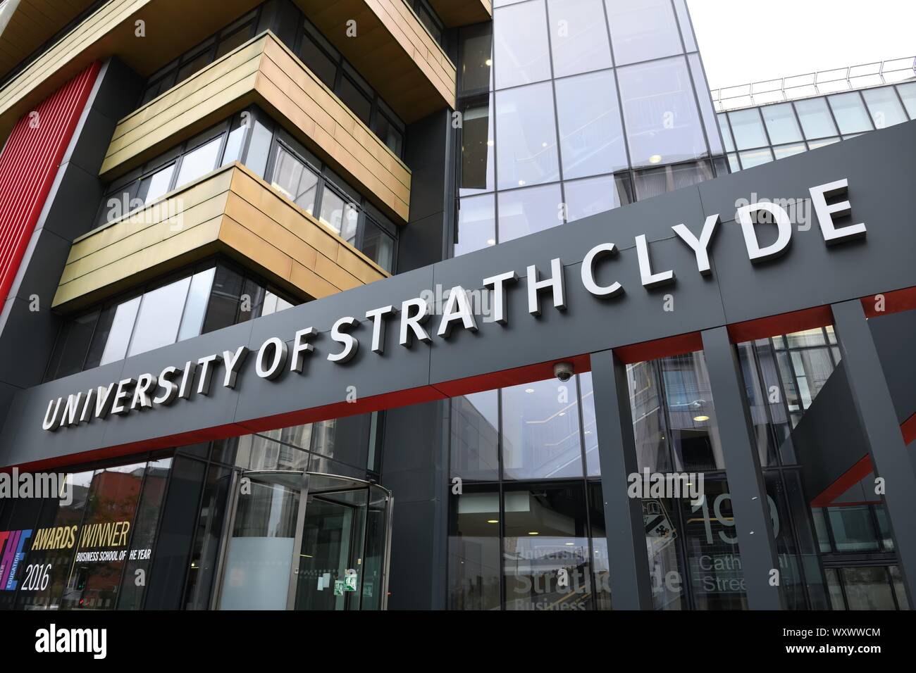 Hinweisschild am Eingang des öffentlichen Forschungsgebäudes der University of Strathclyde Business School in Glasgow, Schottland, Großbritannien, Europa Stockfoto