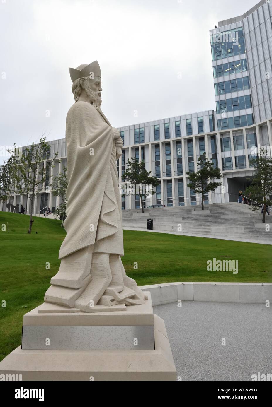 Eine Sandsteinstatue von St. Mungo außerhalb der Stadt Glasgow, Schottland, Großbritannien, Europa Stockfoto