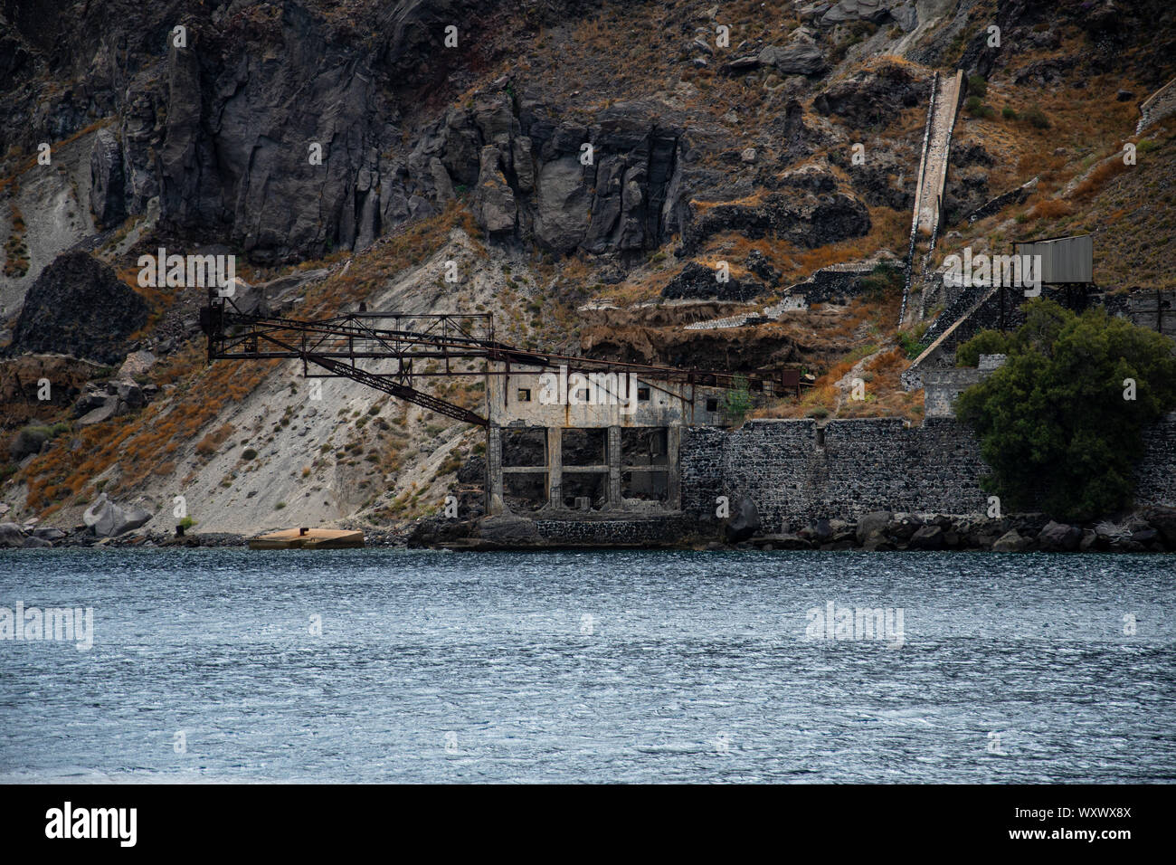 Die Überreste eines abgebrochener Einrichtung am Fuß der Klippen in Fira Stockfoto