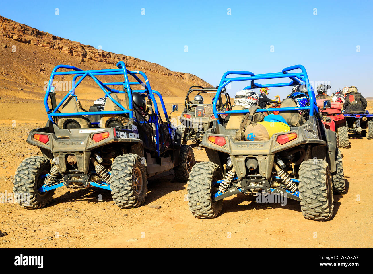 Merzouga, Marokko - Feb 24, 2016: Rückansicht auf Blau Polaris RZR 800 Gruppe von Piloten mit bickers und Quad in Marokko Wüste in der Nähe von Matala. Merzouga ist Stockfoto