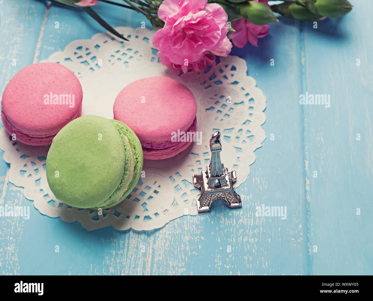 Traditiounal französische Dessert macarons und Souvenir Eiffelturm auf dem Tisch close-up Stockfoto