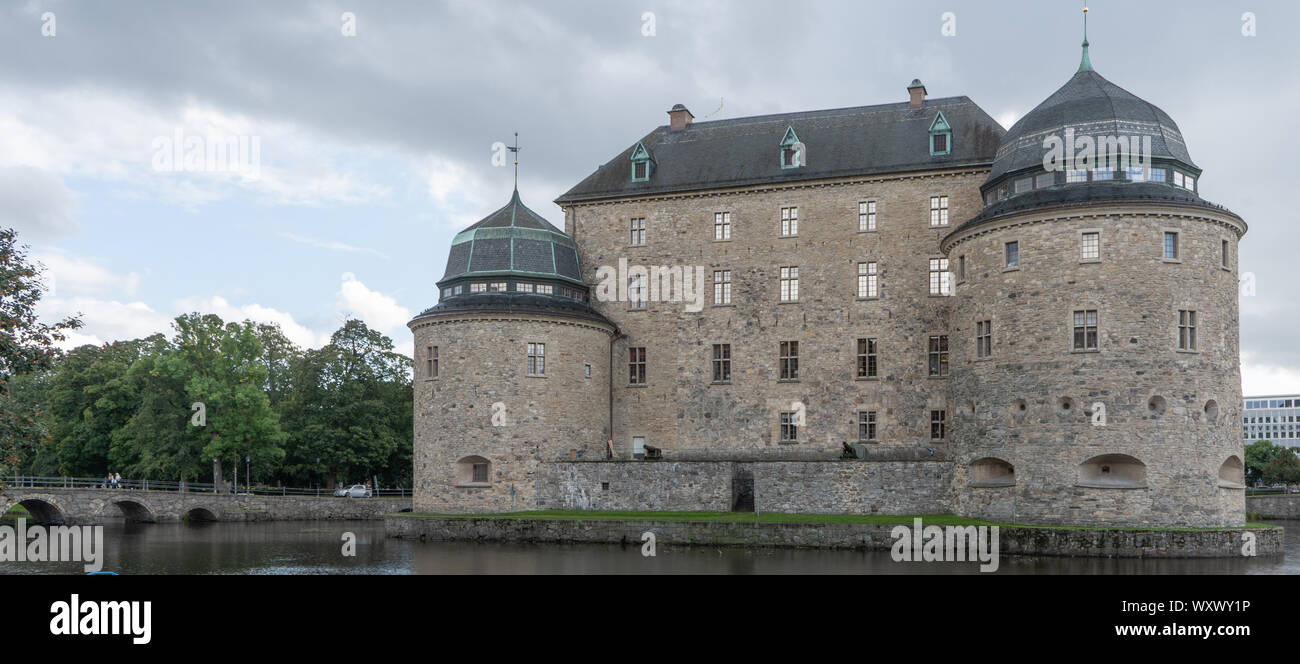 Örebro schloss mit Wolken. Blick auf das Schloss vom Teich Seite. Reisen Foto. Hintergrund oder Illustration. Stockfoto