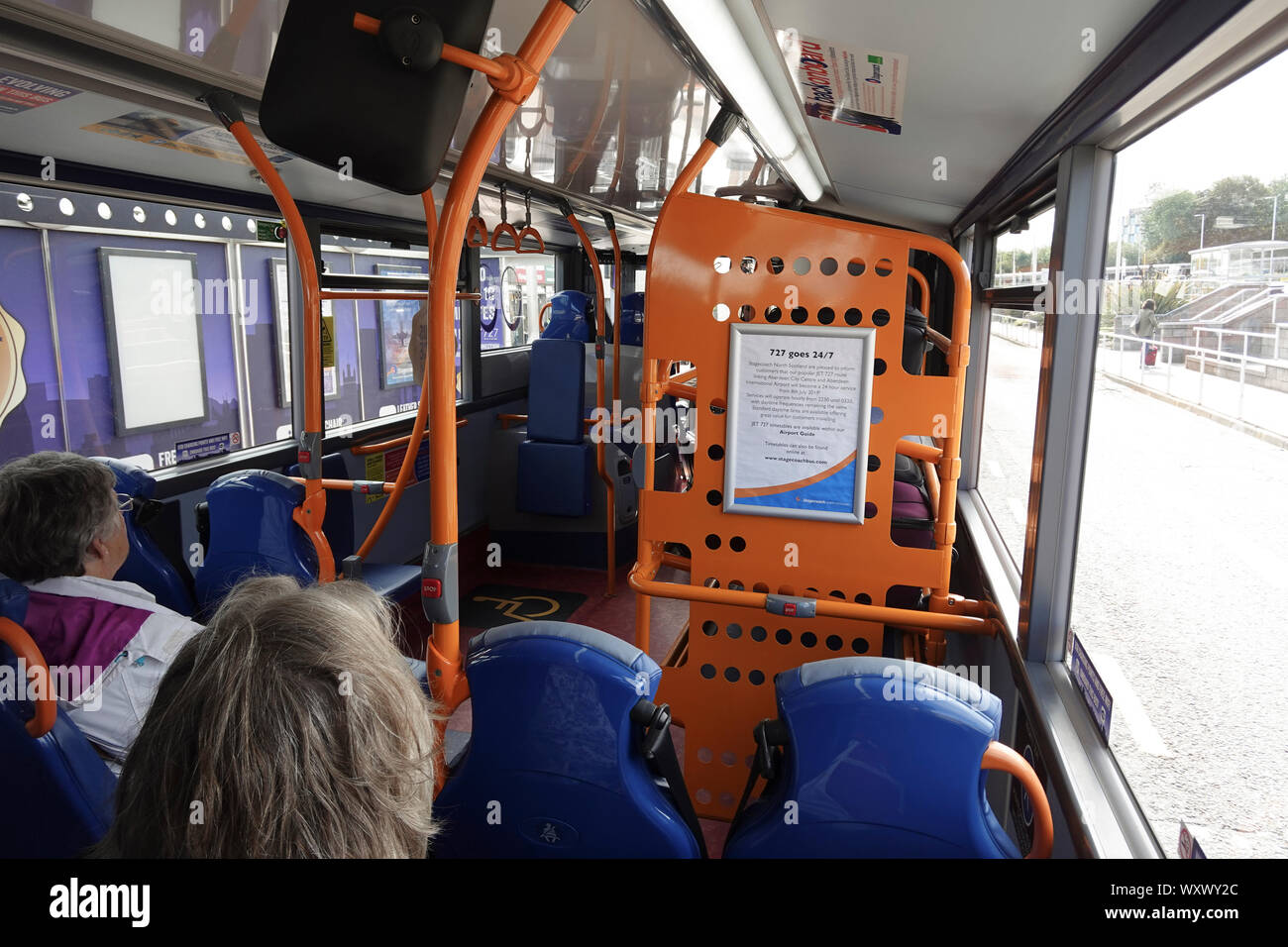 Im Inneren des Shuttlebus zum Flughafen Aberdeen 727 Stockfoto