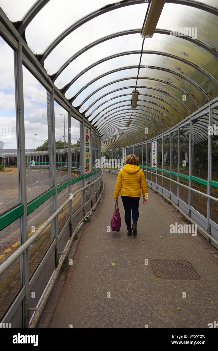 Überdachter Fußgängertunnel Stockfoto