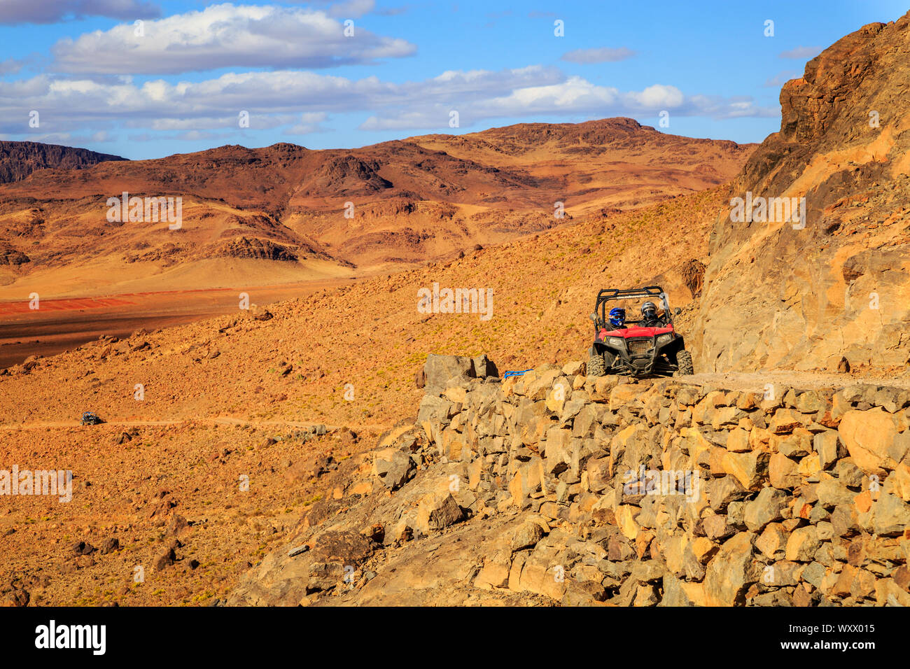 Merzouga, Marokko - Feb 21, 2016: blau Polaris RZR 800 a Mountain Road Kreuzung in der marokkanischen Wüste in der Nähe von Matala. Merzouga ist berühmt für seine Dünen Stockfoto