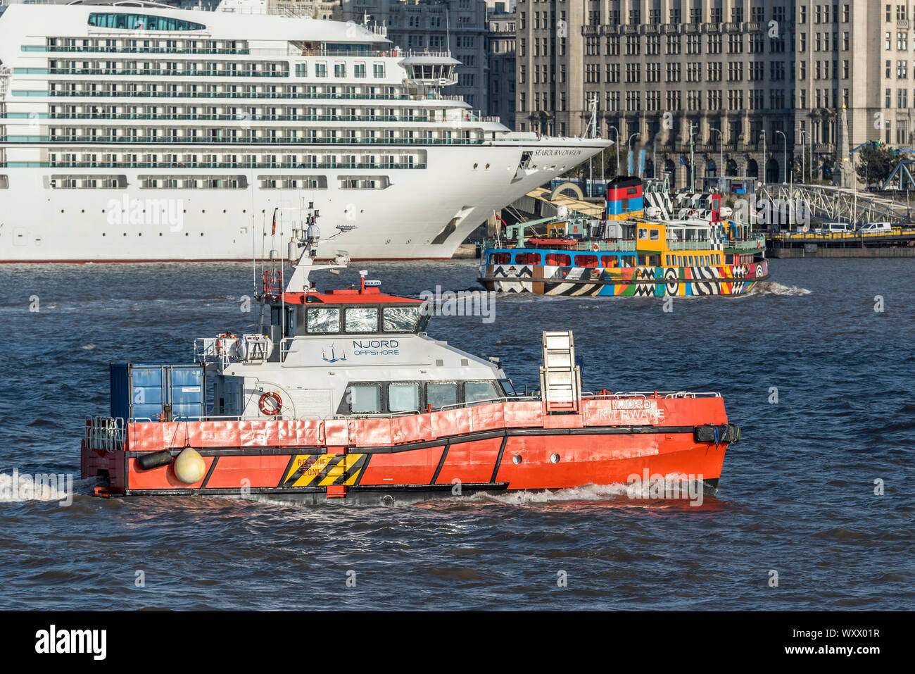 Liverpool waterfront in der Abendsonne mit Cruise lner Seabourn Ovation. Mersey Fähre die Schneeglöckchen. Dazzle Fähre und Njord Dreizehenmöwe Versorgungsschiff Stockfoto