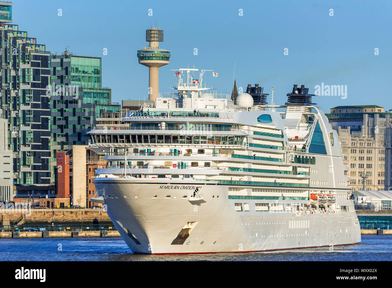 Liverpool waterfront in der Abendsonne mit Cruise lner Seabourn Ovation. Mersey Fähre die Schneeglöckchen. Dazzle Fähre das Royal Liver Building. Stockfoto