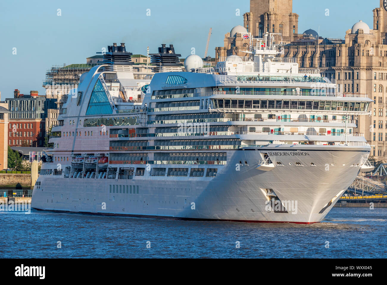 Liverpool waterfront in der Abendsonne mit Cruise lner Seabourn Ovation. Stockfoto